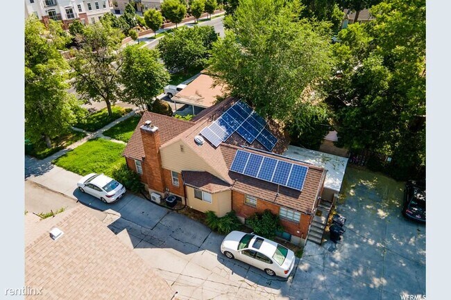 Building Photo - Room for Rent, 2 bath Duplex - 568 East 50...