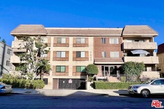 Building Photo - 7442 Hazeltine Ave