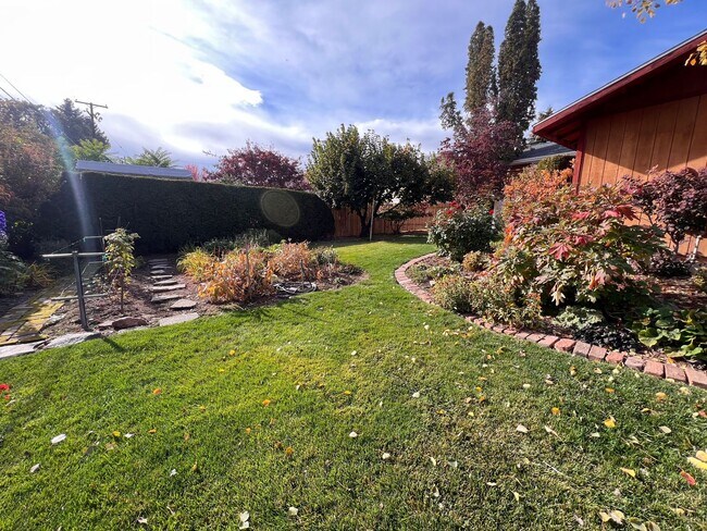 Foto del edificio - Non-Refundable & Security Deposit Total: $...