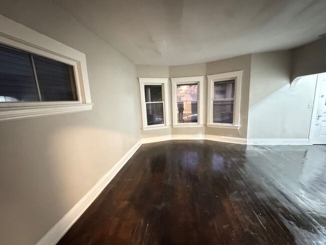 Foto del edificio - Charming 3-Bedroom Property in Prime Location