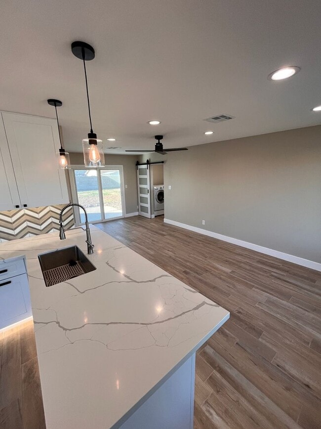 Building Photo - Newly Updated  3 Bedroom, 2 Bath Home in G...