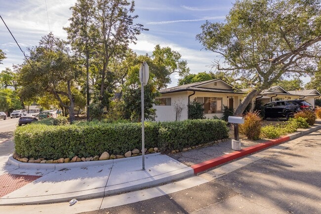 Building Photo - Downtown cottage