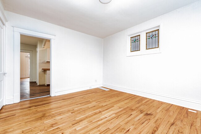 Building Photo - 5044 Lindenwood Ave