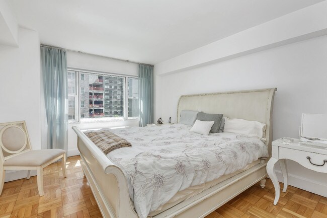 Foto del edificio - 100 W 57th St