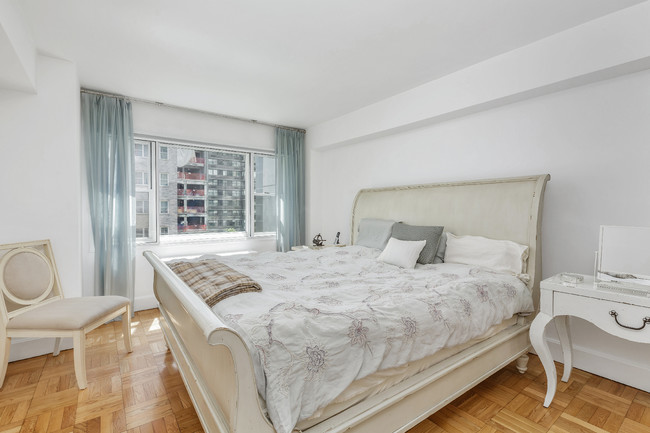 Building Photo - 100 W 57th St