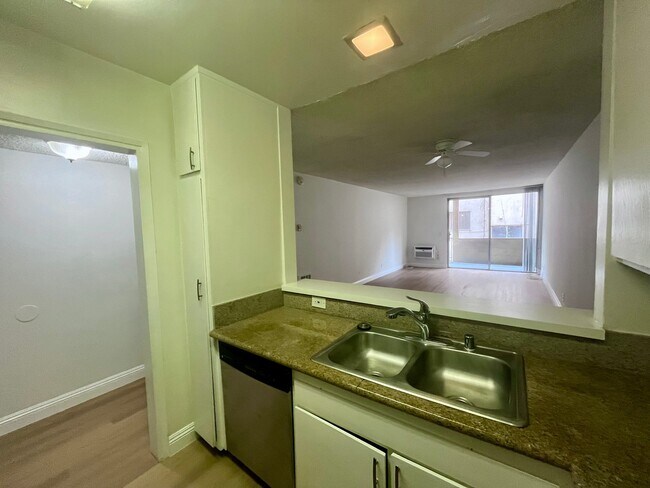 Foto del edificio - 300 S Gramercy Pl