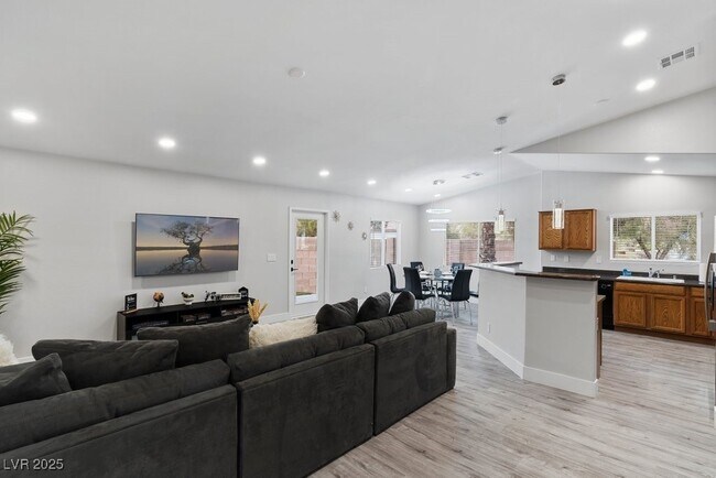 Building Photo - 5339 Estornino Ave