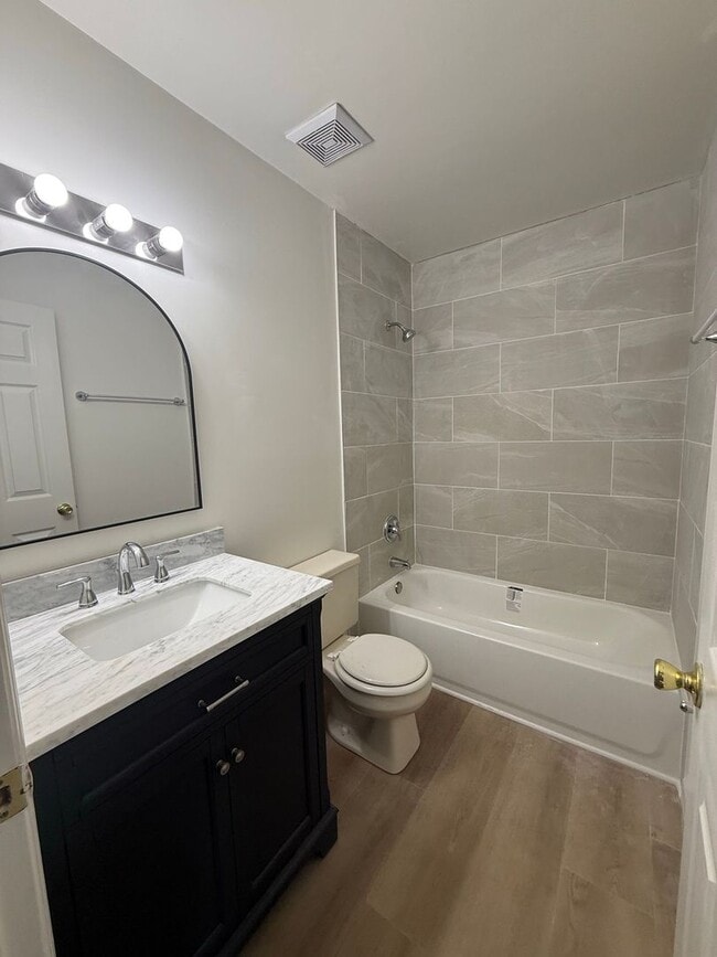 Building Photo - Gorgeous 3 bedroom, 2 bath House