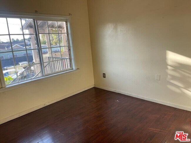 Foto del edificio - 1005 W 46th St