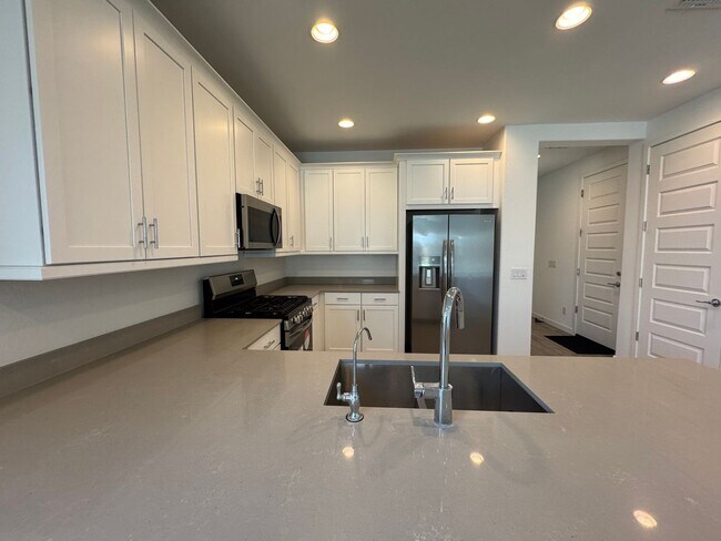 Building Photo - BRAND NEW 5 BEDROOM HOME IN COPPERLEAF IN ...