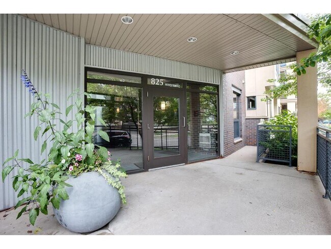 Foto del edificio - 825 Berry St