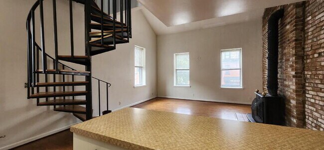 Foto del edificio - 1016 Russell Blvd