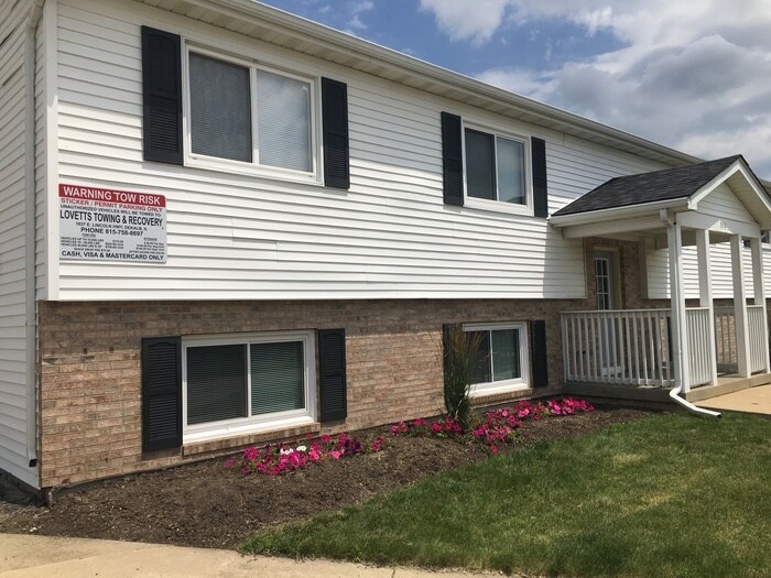 316 Ash Ct Unit Apt C, DeKalb, IL 60115 Room for Rent in DeKalb, IL