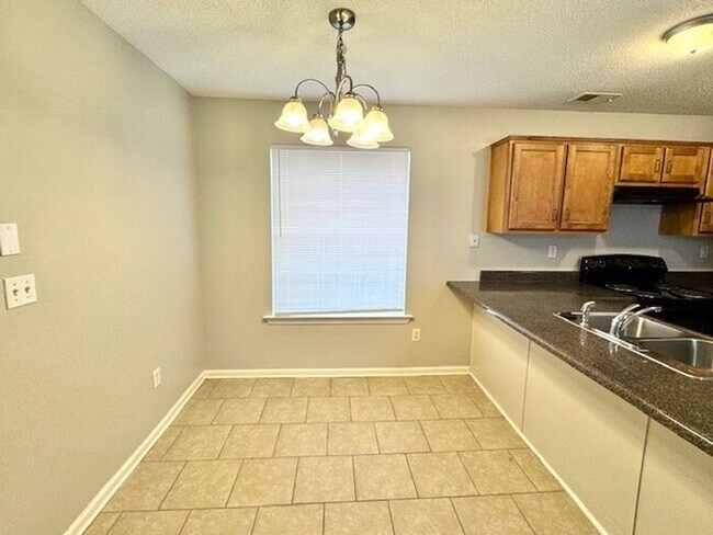 Foto del edificio - Now Leasing A 3 Bedroom 2.5 Bath Home In C...