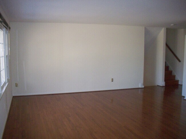Building Photo - Fantastic Renovated split level in Fairfax