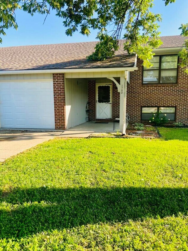 Building Photo - 1703 Aspen Cir