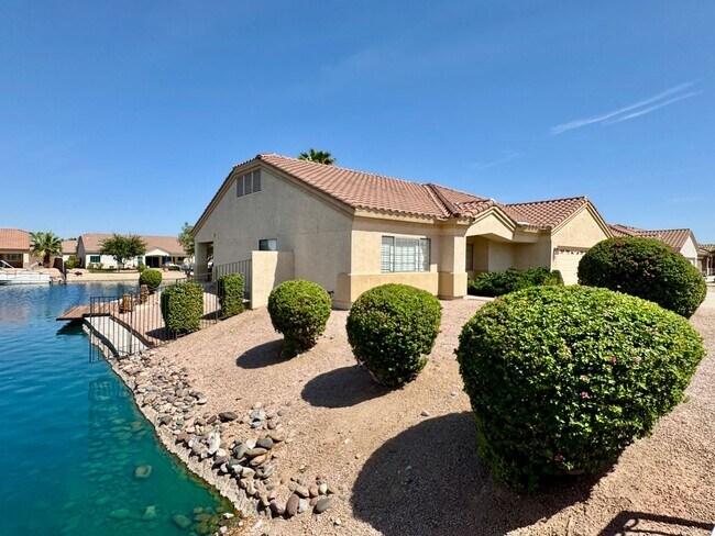 Foto del edificio - 3-6 Month Rental, Amazing Water Front Property With Private Pool!