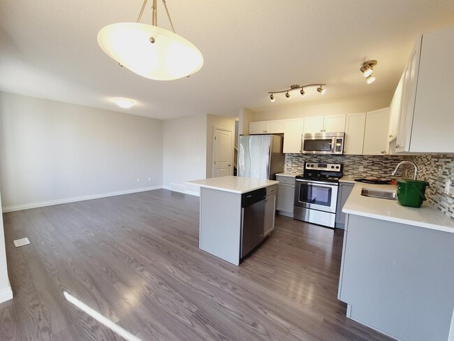 Photo du bâtiment - 445 Brintnell Blvd NW