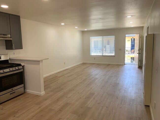Building Photo - 531 Aster St