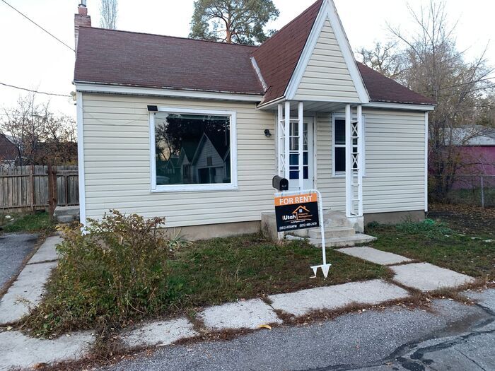 Primary Photo - 3 bdrm 1 bath Home- Dog Friendly