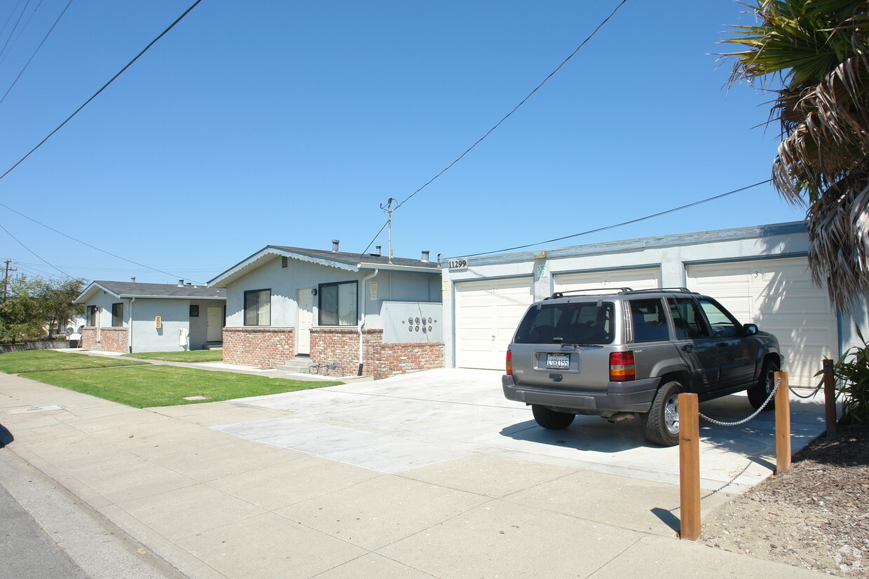 Primary Photo - 11299 Geil St