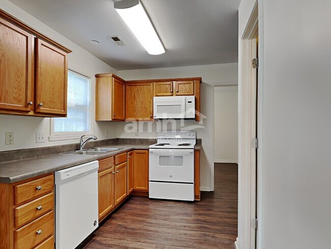 Foto del edificio - 606 3 Oaks Dr