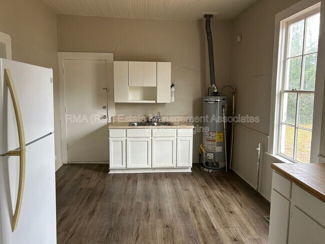 Foto del edificio - 1035 W College St