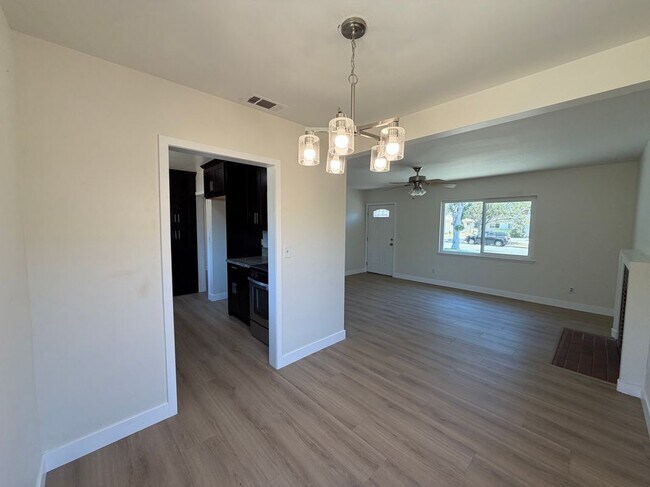 Foto del edificio - 8232 Malven Ave