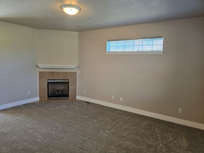 Building Photo - Beautiful 3 Bedroom Off Gilham