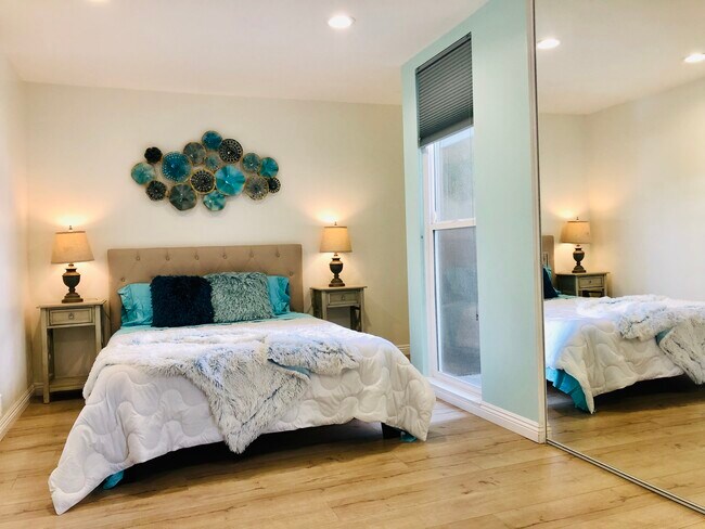 Building Photo - 2510 Torrey Pines Rd
