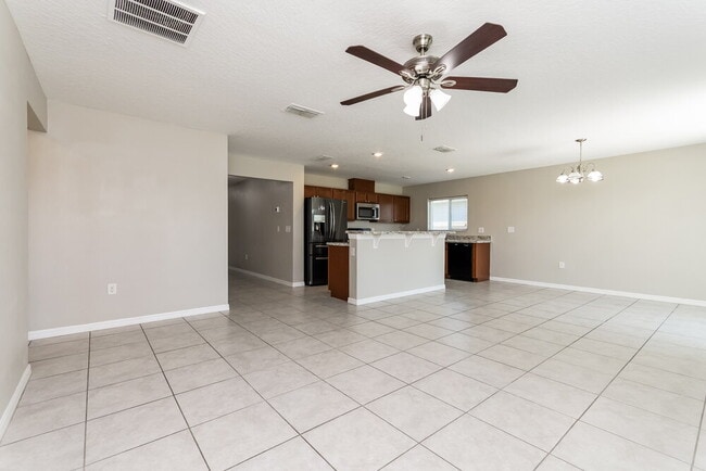 Building Photo - 295 Lake Lucerne Way
