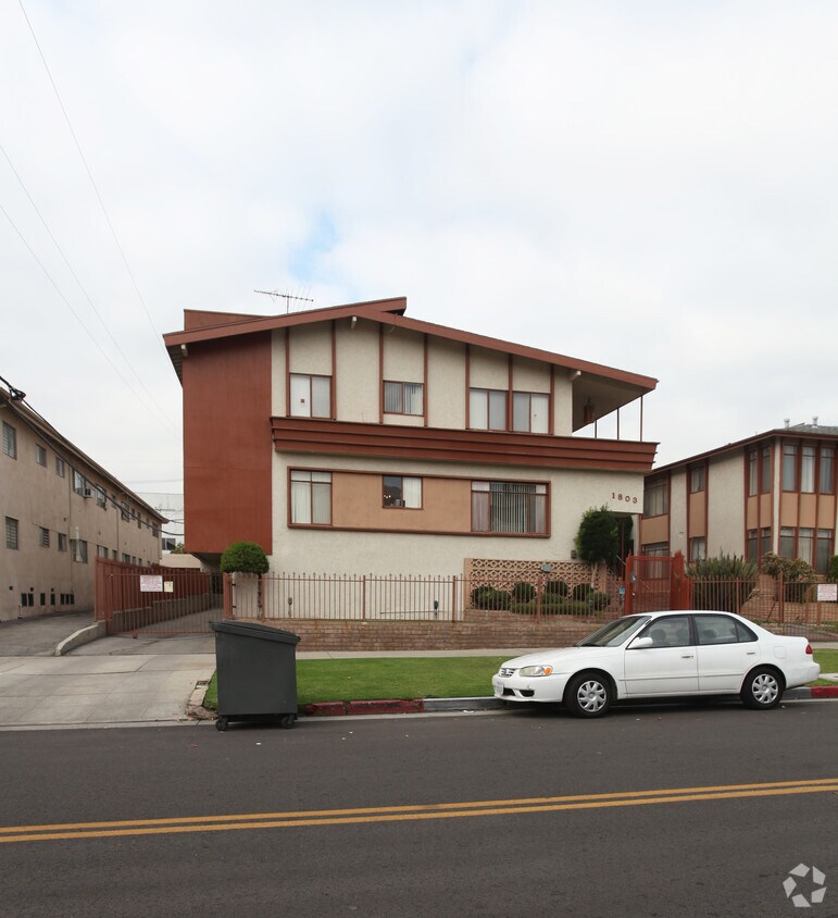 Foto del edificio - 1803 Winona Blvd