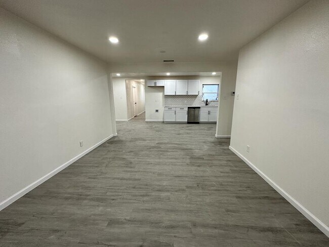 Foto del edificio - 13776 Pyramid Dr