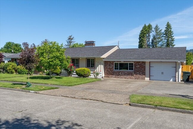 Building Photo - BEAUTIFUL THREE BEDROOM HOME WITH SWIMMING POOL