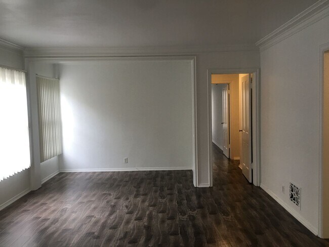 Foto del interior - 820-830 1/2 S. Serrano Ave