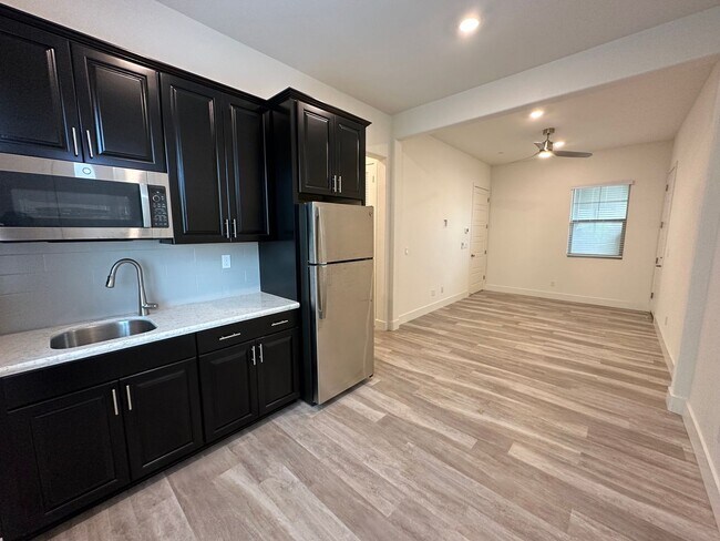 Foto del edificio - Bright and Cute 1 bed/1 bath Apartment