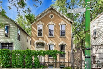 Building Photo - 812 W 19th St