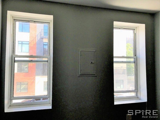 Building Photo - Massive 2 Bedroom Apartment.