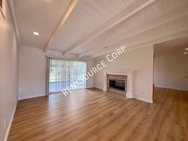 Foto del edificio - 4 Bedroom/3 Bath Granada Hills Single Stor...