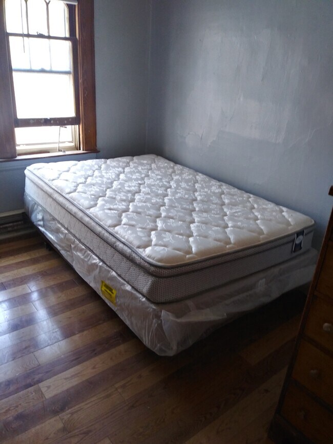 Foto del edificio - 916 Ackerman Avenue, Unit Room 8