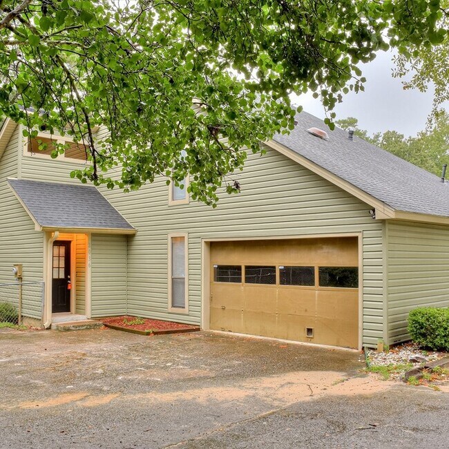 Building Photo - Spacious Four Bedroom You Don't Want to Miss