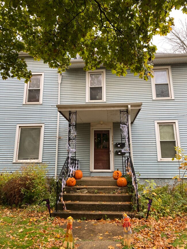 Building Photo - 112 S Mills St