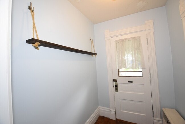 Building Photo - Beautiful 3 Bedroom Lower Unit Apartment i...