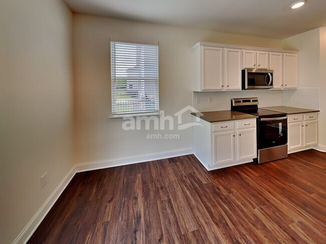 Building Photo - 889 Carnaby Ln