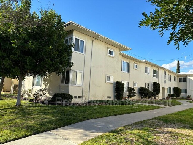 Building Photo - 727 E Chevy Chase Dr