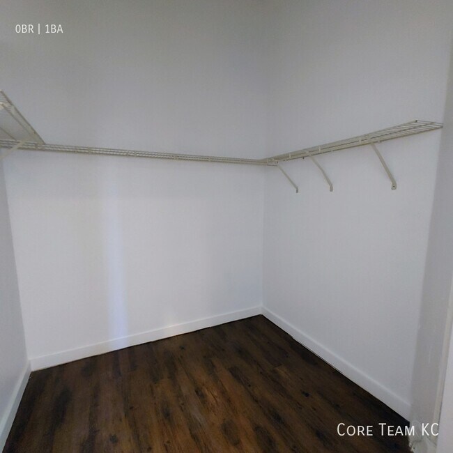 Building Photo - LARGE studio downtown!
