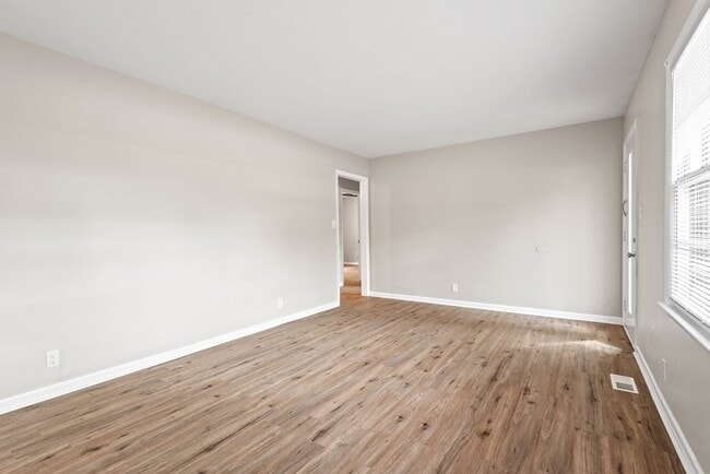 Foto del edificio - Renovated 2 bedroom townhome 5 miles from downtown Raleigh!