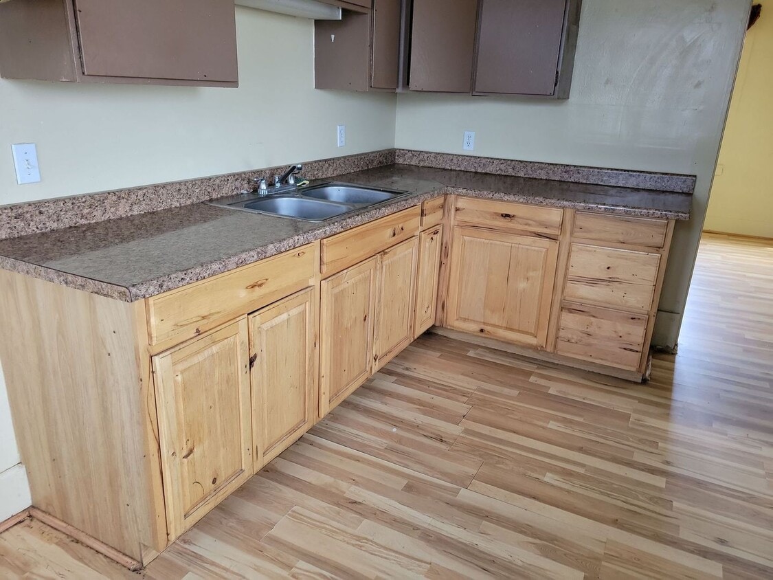 Primary Photo - 6 bedroom, 2 bathroom house for rent in Je...