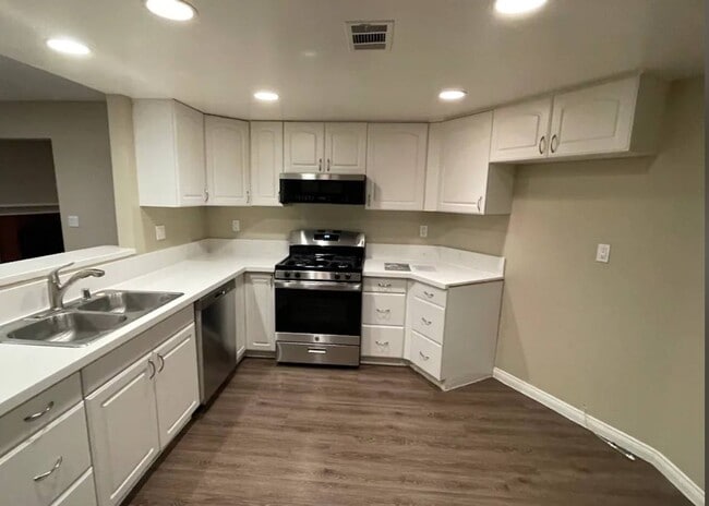 Foto del edificio - 22330 Victory Blvd