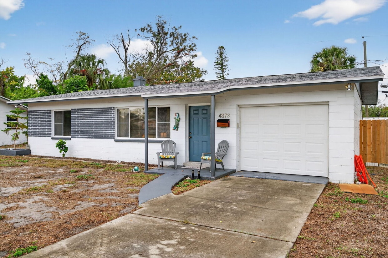 Island Living Made Easy — Remodeled 2BR Home, Fully Fenced Yard Near Downtown St. Pete - Island Living Made Easy — Remodeled 2BR Home, Fully Fenced Yard Near Downtown St. Pete